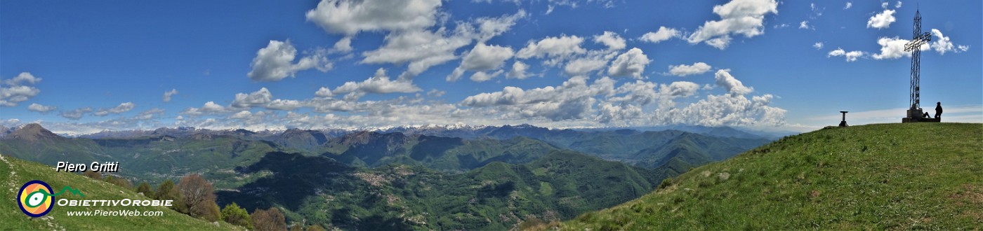 49 Vista panoramica dal Linzone verso le Prealpi Orobie .jpg